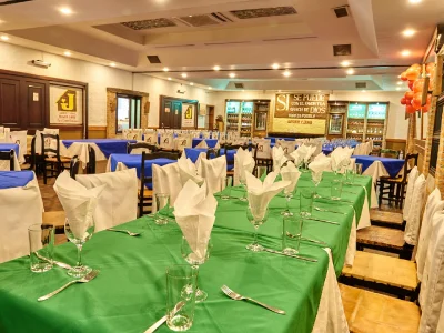 Salón Principal preparado con mesas para una celebración