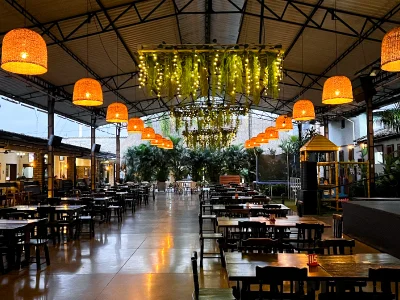 Salón Rancho Valluno iluminado y preparado para recibir invitados