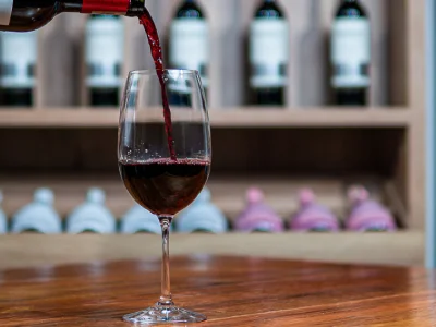 Vino servido en una copa sobre la barra del restaurante