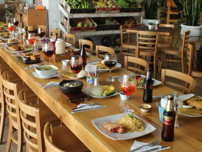Mesa larga preparada con platos y bebidas para un servicio de catering