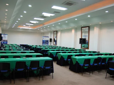 Salón organizado en formato auditorio para un evento empresarial
