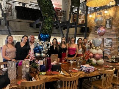 Celebración social alrededor de una mesa decorada